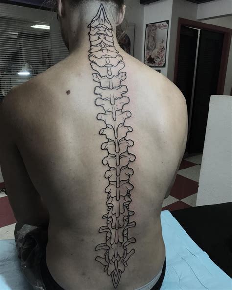 tatouage colone vertebrale homme|Top +20 des idées de tatouages pour le dos